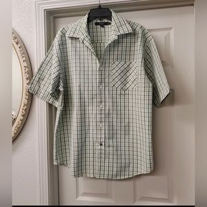 Sean john Mens short sleeve button up shirt is a size XL.